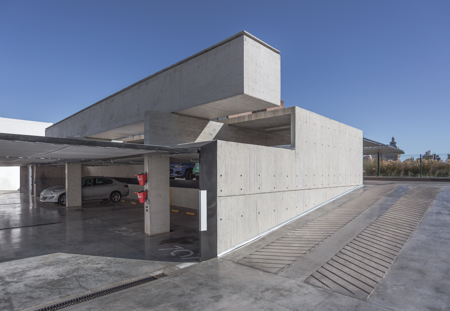 Estacionamiento Italia 723
